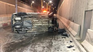 Alt geçitte takla atan otomobilden yaralı kurtuldu