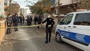 Annesini bıçaklayarak öldürdü