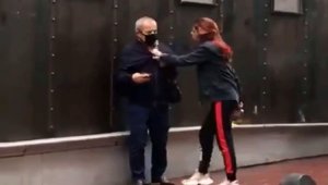 Babası yaşında adamı tekme tokat dövüp başına şişeyle vurdu