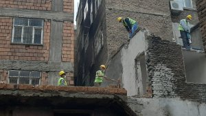 Bağlar'da metruk bina yıkıldı