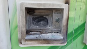 Bankaya sinirlenip ATM'yi yakmak istedi