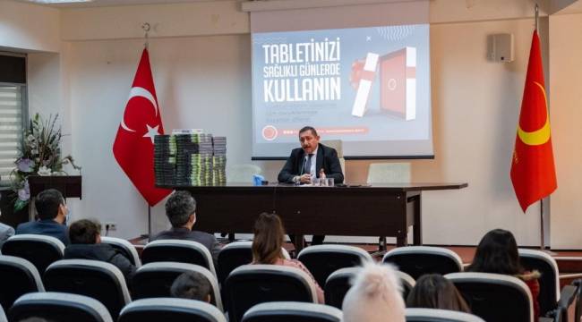 Başkan Vidinlioğlu öğrencilere 100 tablet hediye etti