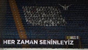 Beşiktaşlı futbolcular taraftarı selamladı!