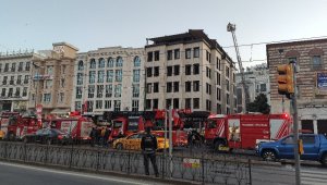 Beyazıt'ta inşaat halindeki otelde çıkan yangın paniğe yol açtı