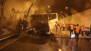 Bolu Dağı Tüneli'nde tır yangını İstanbul yönünü trafiğe kapattı