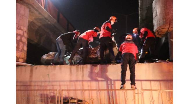 Bolu'da 2 otomobil 4 metrelik köprüden aşağı uçtu: 3 yaralı