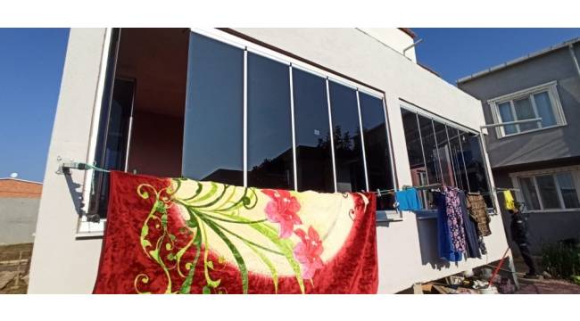 Bursa'da hatalı cam balkon bütün aileyi zehirledi