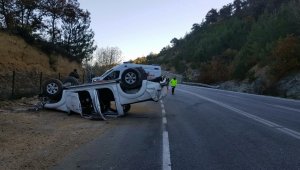 Buzlanan yolda tır ile pikap çarpıştı