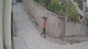 Çaldığı televizyonu başında taşıdı