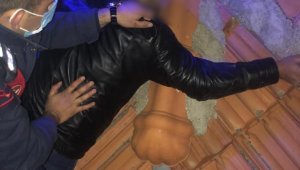 Çatıya çıktı, itfaiye ve jandarma ekipleri indirdi