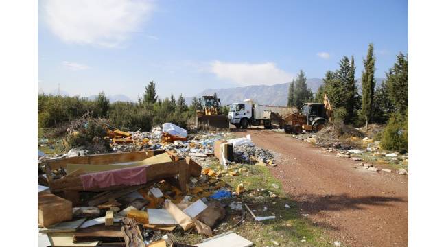 Çöplüğe dönen ormanlık alandan 28 kamyon çöp çıktı