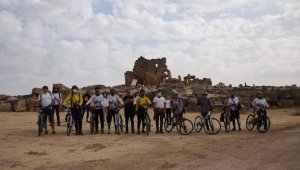 Dağ taş demeden pedal çevirerek tarihi ve doğal güzellikleri tanıtıyorlar
