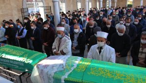 Depremde ölen anne ve kızı Manisa'da son yolculuğuna uğurlandı