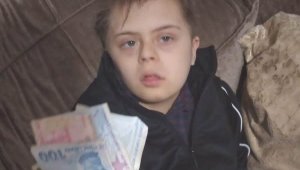 Down sendromlu çocuk kumbarasını depremzedelere bağışladı