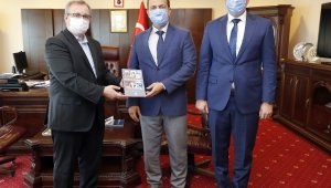 Dr. Öğr. Üyesi Taşkın, editörlüğünü yaptığı kitabı rektör Tabakoğlu'na takdim etti