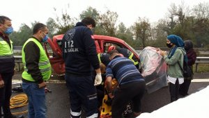 Düzce TEM'de hafif ticari araç ile otomobil çarpıştı: 5 yaralı
