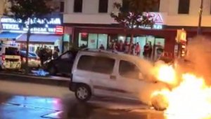 Esenyurt'ta seyir halindeki araç alev alev yandı