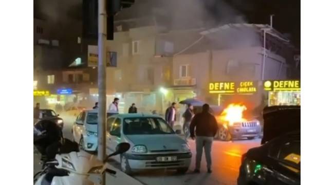 Hatay'da lüks otomobil alev aldı