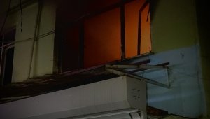 İki katlı binada çıkan yangında evin eşyalar kullanılmaz hale geldi