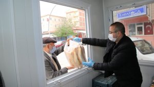 İlçede 1 liradan satılan halk ekmek yoğun ilgi gördü