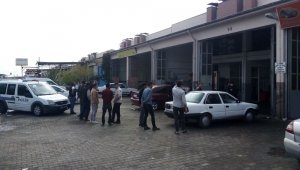 İş yeri sahibi ile müşterinin kavgasında 4 kişi yaralandı