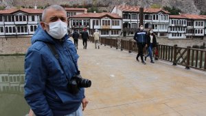 İşsiz kalınca sokakta çektiği fotoğraflarla evini geçindirmeye çalışıyor