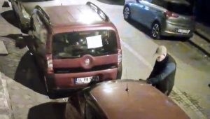 İstanbul'da otomobilin camlarını kırıp ses sistemini çalan hırsızlar kamerada