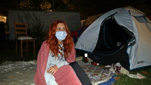 İzmir'de vatandaşlar çadırlarda kalmaya devam ediyor