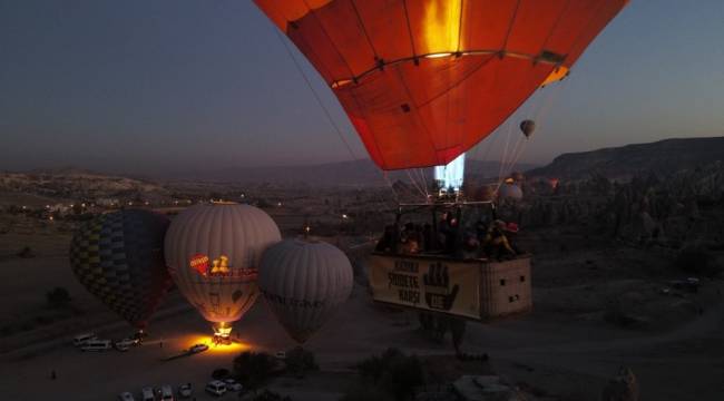 Kapadokya'da balonlar kadına yönelik şiddete dikkat çekmek için havalandı