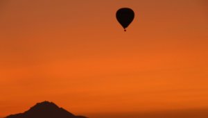 Kapadokya'da gün doğumunu gökyüzünde karşılıyorlar