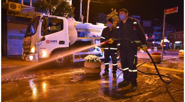Karesi Belediyesi çarşıyı deterjanla yıkadı