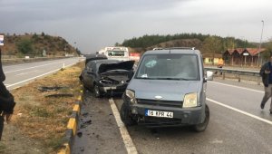 Kastamonu'da kamyonet ile otomobil çarpıştı: 2 yaralı