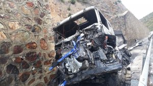 Kaza yapan TIR yandı, sürücüsü yaralandı