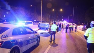 Kazayı unutup yolun ortasında tekme tokat kavga ettiler