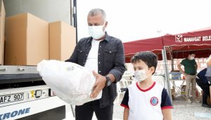 Kendi oyuncaklarından paket yapıp İzmir'e gönderdi