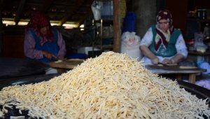Kışın vazgeçilmez ata lezzeti 'Erişte' için imece usulü hazırlık