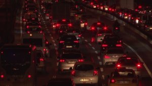 Kısıtlama öncesi metrobüs ve -E5'te yoğunluk oluştu