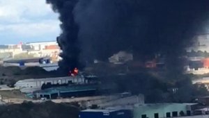 Kocaeli'de boş fabrikadaki yağlar alev alev yandı