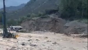 Köprü inşaatı şantiyesini sel vurdu, iş makineleri selde sürüklendi