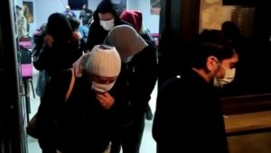 Korona'ya rağmen canlarını hiçe sayan şahıslar kumar oynarken yakalandı