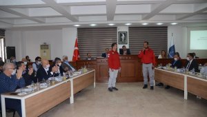 Kuşadası Belediye Meclisi kurtarma çalışmalarına katılan ekipleri ağırladı