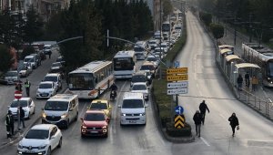 Maddi hasarlı kazada sabah trafiği kilitlendi