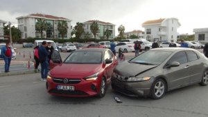 Manavgat'ta iki otomobil çarpıştı: 1 yaralı