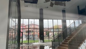 Millet Bahçesinde yeni yapılan yapının tavanı çöktü, içeriyi su bastı