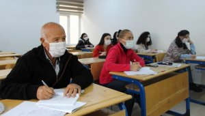 Öğrenmenin yaşı yoktur dedi ve İngilizce öğrenmeye başladı
