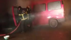Ordu'da park halindeki minibüs alevlere teslim oldu