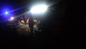 Otomobil traktör römorkuna çarptı: 1 ölü, 2 yaralı