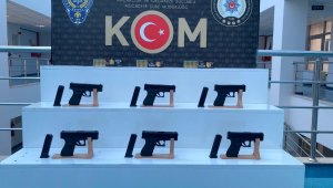 Otomobilde 6 ruhsatsız tabanca ele geçirildi