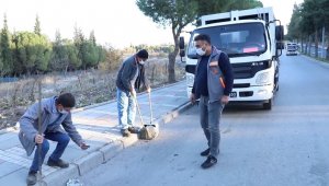 Parkta hayvanları beslerken cüzdanını kaybetti