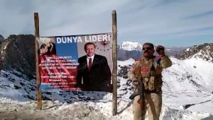 PKK terör örgütünden kurtarılan bölgeye Cumhurbaşkanı Erdoğan'ın posterini astı